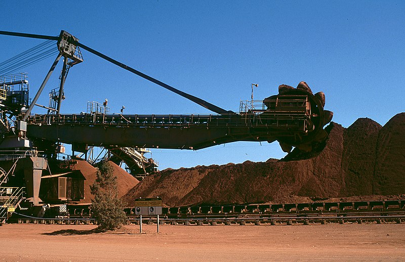 Images Learn/WC 1964, Urbain J. Kinet, Mining_equipment_at_the_Comalco_bauxite_mine;_Weipa.jpg